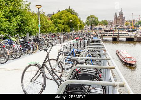 Fahrradparkplätze in der Nähe des Hauptbahnhofs in Amsterdam