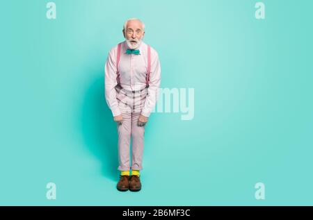 Lange Foto des verrückten staunten alten Mannes zeigen seine leuchtenden Socken Hüftaussehen beeindruckt Schrei unglaublich tragen modisches Vintage-Outfit Stockfoto