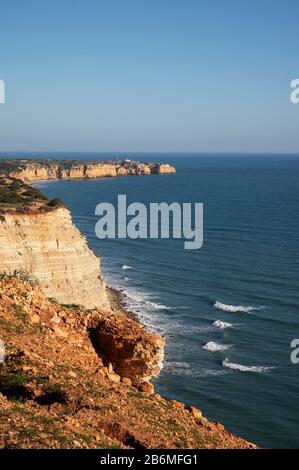 Algarve Portugal Küste und Ponta da Piedade Leuchtturm Stockfoto