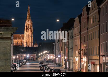 Wasserkraftwerk an der Donau in Regensburg, Bayern bei bewölkter Nacht mit Sternen Stockfoto