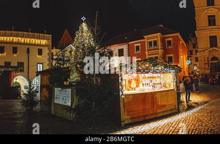 Dezember 2017, PRAG, TSCHECHIEN: Weihnachtsmarktmesse am Altstadtplatz mit Touristen und Neujahrsbaum Stockfoto