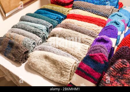 Nahansicht Der Verschiedenen Bunten Strickhandschuhe auf dem freien Markt Stockfoto