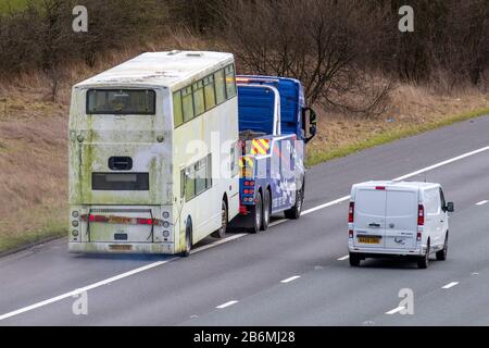 2003 Dennis Trident, ein alter Doppeldeckerbus, eine Scheune, die von 2019 Volvo FH Ripley gezogen wird Stockfoto