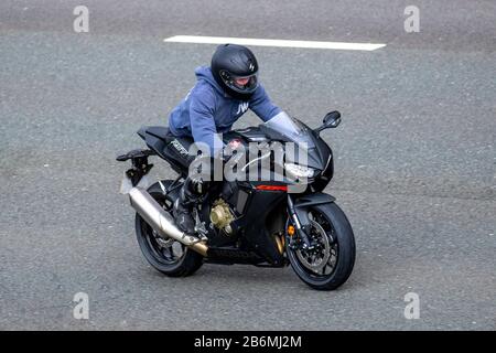 Honda CBR Fireblade Motorrad & Fahrer; Fahrzeugverkehr, Zweiradtransport, moderne Fahrzeuge, Motorräder, Fahrzeug, Straßen, Motorradfahrer, die auf der Autobahn M6 in Chorley, Großbritannien fahren Stockfoto