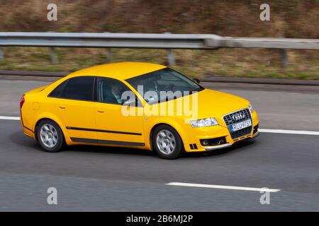 Gelber Audi Sportwagen; UK Fahrzeugverkehr, Transport, moderne Fahrzeuge, Salonwagen, bewegte Fahrzeuge, Fahrzeug, Straßen, Motoren, Fahren auf der Autobahn M6 Stockfoto