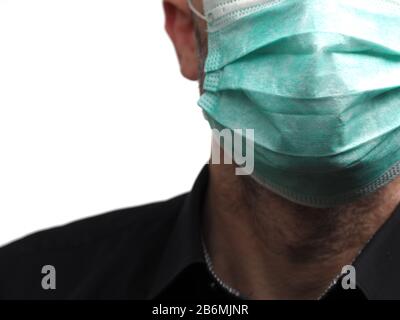 Nahaufnahme eines Geschäftsmannes mit einer medizinischen Schutzmaske auf hellem Hintergrund Stockfoto