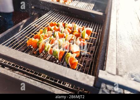 Verschiedene köstliche gegrillte Fleischgerichte mit Gemüseküche auf einem Grill Stockfoto