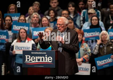 Saint Louis, MO, USA - 9. März 2020: Der demokratische Kandidat Bernie Sanders spricht während der Bernie 2020-Rallye in S mit Anhängern im Stifel Theater Stockfoto