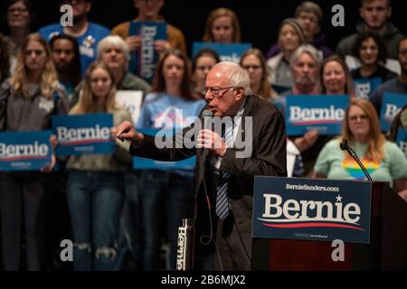 Saint Louis, MO, USA - 9. März 2020: Der demokratische Kandidat Bernie Sanders spricht während der Bernie 2020-Rallye in S mit Anhängern im Stifel Theater Stockfoto