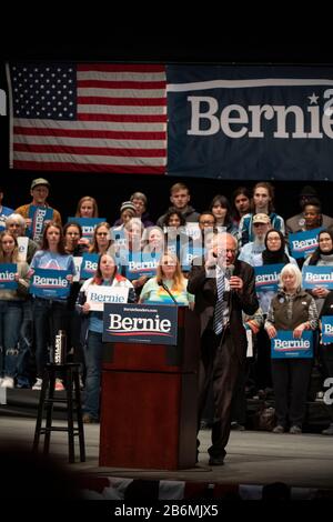 Saint Louis, MO, USA - 9. März 2020: Der demokratische Kandidat Bernie Sanders spricht während der Bernie 2020-Rallye in S mit Anhängern im Stifel Theater Stockfoto