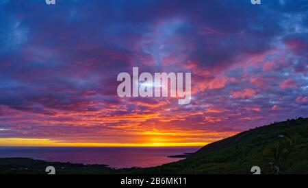 Blick auf den Sonnenuntergang über dem Meer, Kealakekua Bay, Hawaii, USA Stockfoto