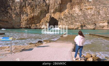 Das beliebte Wahrzeichen auf der Insel Gozo - Binnenmeer - MALTA, MALTA - 5. MÄRZ 2020 Stockfoto
