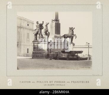 Fontana dei Dioscuri op het Piazza del Quirinale in Rome Castor und Pollux von Phidias und Praxiteles auf dem Monte Cavallo (titel op object) Teil des Albums mit Aufnahmen untersucht, wo: Bedingungen und Kunstwerke in Rom. Hersteller : Fotograf: Anonymer Ort Herstellung: Rome dating: CA. 1860 - ca. 1900 Physikalische Merkmale: Albumindruckmaterial: Fotopapiertechnik: Albumindruck Abmessungen: Bild: H 183 mm × W 237 mm Betreff: Zierbrunnen (+ Stadt (- scape) mit Figuren, Mitarbeiter) Stück Skulptur, Reproduktion eines Bildmaterials, das fontana di Monte CAV darstellt Stockfoto