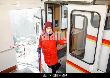 Frau auf der Standseilbahn in Karlsbad im Winter Stockfoto