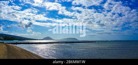 Blick auf das Meer mit Wellen, Oahu, Hawaii, USA Stockfoto