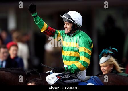 Barry Geraghty feiert nach dem Sieg mit Dame De Compagnie in der Coral Cup Handicap Hürde am zweiten Tag des Cheltenham Festivals auf der Cheltenham Racecourse. Stockfoto