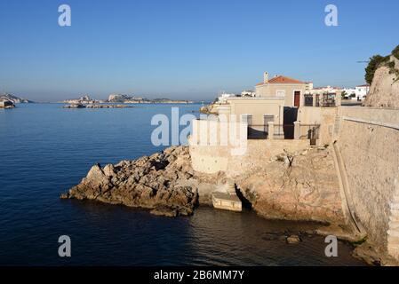 Gezeitenmessergebäude, bekannt als Maregraphe, Mareograph, Marigraph oder Sea-Level-Schreiber an der Corniche Kennedy Marseille Provence France Stockfoto