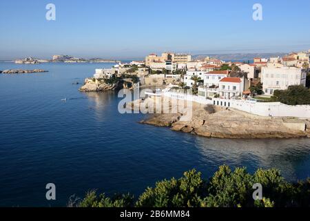 Panoramaaussicht auf Anse de la Fausse Monnaie, die Küste von Marseille und die Frioul-Inseln in Malmousque Marseille Provence Frankreich Stockfoto