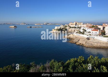 Panoramaaussicht auf Anse de la Fausse Monnaie, die Küste von Marseille und die Frioul-Inseln in Malmousque Marseille Provence Frankreich Stockfoto