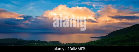 Blick auf den Sonnenuntergang über dem Meer, Kealakekua Bay, Hawaii Island, Hawaii, USA Stockfoto