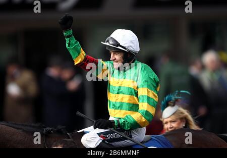 Barry Geraghty feiert nach dem Sieg mit Dame De Compagnie in der Coral Cup Handicap Hürde am zweiten Tag des Cheltenham Festivals auf der Cheltenham Racecourse. Stockfoto