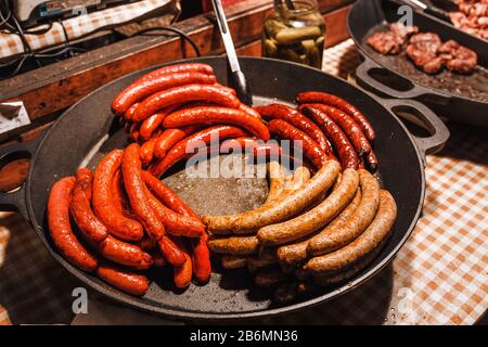 Grillwürste und Straßennahrung zum Verkauf Stockfoto