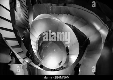 Blick auf eine Wendeltreppe, Schwarz-Weiß-Foto Stockfoto