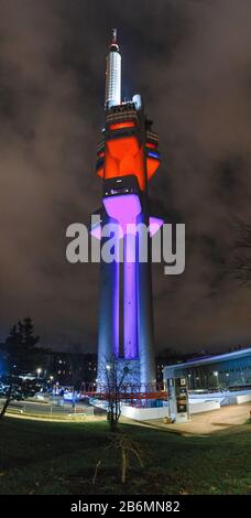 Dezember 2017, PRAG, TSCHECHIEN: Fernsehturm Zizkov mit bunter Beleuchtung in der Nacht Stockfoto