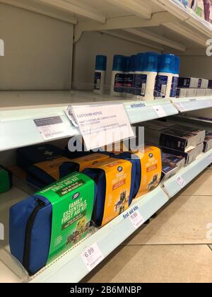 Leere Regale am Flughafen Heathrow in London. PA Foto. Bilddatum: Mittwoch, 11. März 2020. Heathrow sagte, dass die Zahl der Passagiere, die durch den Flughafen reisen, im Februar um 4,8 % gegenüber dem Vorjahr aufgrund der Auswirkungen von Coronavirus sank. Siehe PA Story HEALTH Coronavirus. Der Lichtbildkredit sollte lauten: Bradley Collyer/PA Wire Stockfoto