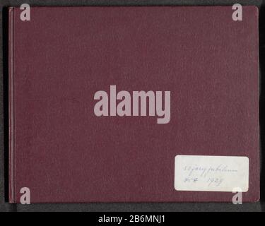 Fotoalbum ter gelegenheid van het 50-jarig jubileum van de Handelsvereniging Amsterdam (HVA) Fotoalbum anlässlich des 50-jährigen Bestehens der Handelsvereinigung Amsterdam (HVA) Objekttyp: Galerie Objektnummer: NG-1990-16-3 Aufschriften / Marken: Label, Vorderseite, handschriftlich: 50-jähriges HVA 1929 Beschreibung: Foto der roten Stoffbinde mit sechs Blättern braunem Papier mit eingeklebten Gruppenfotos, die anlässlich des 50. Jahrestags der Handelsvereinigung Amsterdam (HVA) gemacht wurden, wie es in der Hauptverwaltung von Amsterdam 1929 gefeiert wurde. Hersteller: Fotograf: United Photo Bureau Amsterdam Stockfoto