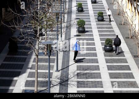 (200311) -- BEIRUT, 11. März 2020 (Xinhua) -- Jugendliche spielen Skateboard in der Innenstadt von Beirut, Libanon, 11. März 2020. Das libanesische Gesundheitsministerium bestätigte am Mittwoch, dass die Zahl der COVID-19-Fälle im Libanon auf 61 Anstieg und ein zweiter Todesfall, der durch das Virus verursacht wurde, registriert wurde. (Foto von Bilal Jawich/Xinhua) Stockfoto