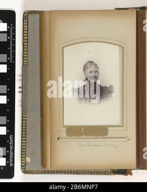 Foto-Album van de familie Boelen Fotoalbum in zwarte leren Band traf metalen-slot. Het voorplat is versierd met een metalen beslag in de vorm van lelies. Het achterplat heeft vier ijzeren knoppen en een geometrisch motief in reliëf. De schutbladen hebben een bloem- en plantmotief. Het Album bevat 16 dikke Kartonnen bladen met laut op snee. Elke pagina heeft één von twee met goodkleurige lijnen omkaderde passe-partouts. Daarin bevinden zich in totaal 42 cartes-de-visite, kabinetfoto's en foto's. The room was clean and clean and clean. The room was clean and clean Stockfoto