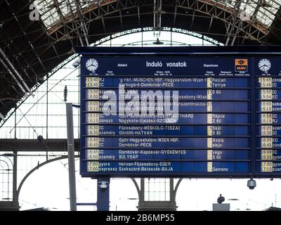 Anzeige des Zugsziels im Keleti Bahnhof in Budapest, Ungarn Stockfoto