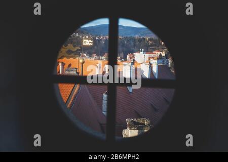 Luftaufnahme von Cesky Krumlov roten Dächern im Winter vom Aussichtspunkt aus Stockfoto