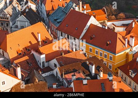 Luftaufnahme von Cesky Krumlov roten Dächern im Winter vom Aussichtspunkt aus Stockfoto