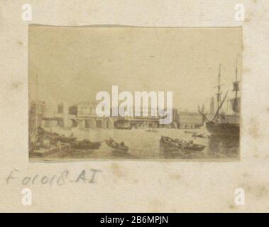 Fotoreproductie van (vermoedelijk) een schilderij met een havengezicht Teil des englischen Familienalbums mit Bildern von Menschen, Reisen, Cricket und Kunstwerken. Hersteller : Fotograf: Anonym zum Malen von: Anonymen Datum: CA. 1860 - ca. 1870 Physikalische Eigenschaften: Albumin Druckmaterial: Papier Fotopapier Technik: Albumindruck Abmessungen: H 22 mm × b 34 mm Betreff: Hafen Segelschiff, Segelboot Stockfoto