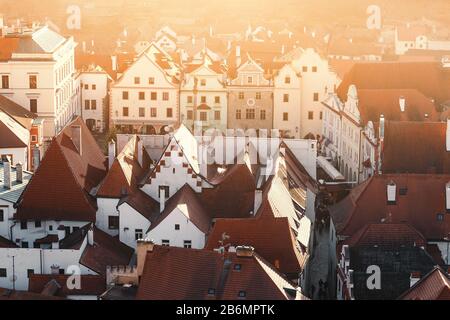 Luftaufnahme von Cesky Krumlov roten Dächern im Winter vom Aussichtspunkt aus Stockfoto