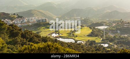 18 Loch-Golfplatz, Alhaurin Golf Resort, neben Wohnblocks, Malaga, Spanien. Stockfoto