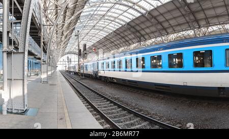 Dezember 2017 Hauptbahnhof Prag, Moderner Bahnsteig in Europa mit Zügen Stockfoto