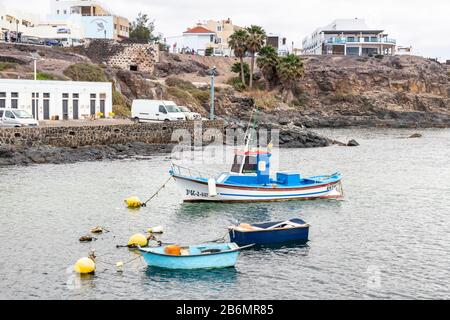 Ein Fischerboot im Hafen von El Cotillo auf der Kanareninsel Fuerteventura Stockfoto