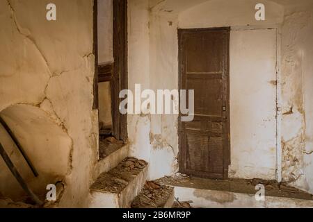 Innenbereich eines verlassenen spanischen Hauses, mit Türdurchfahrt sichtbar. Spanien. Stockfoto