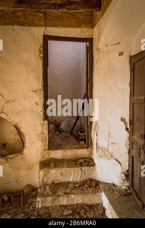 Innenbereich eines verlassenen spanischen Hauses, mit Türdurchfahrt sichtbar. Spanien. Stockfoto