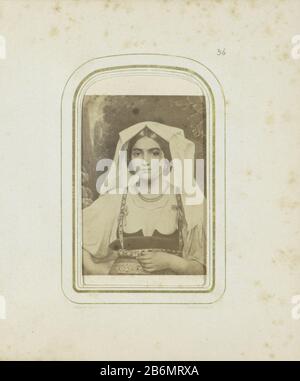 Fotoreproductie van een lithografie naar een schilderij van August Riedel Teil Von Album eine Reise durch die Schweiz, Österreich und Deutschland durch die niederländische Familie Derkinderen. Hersteller : Fotograf: Piloty & Löhnenaar Gemälde von Johann Friedrich Ludwig Heinrich 'August'RiedelPlaats Herstellung: München Datum: Ca. 1865 Physische Merkmale: Albumdruckmaterial: Papierfotopapiertechnik: Albumin Druckabmessungen: Passe -partout: H 85mm × W 50 mmToelichtingFoto ist eine Aufnahme eines Lithographen von A. Lutze, einem gemalten Porträt einer jungen Frau von August Riedel. Lithographisch veröffentlicht in: Alte Pinako Stockfoto