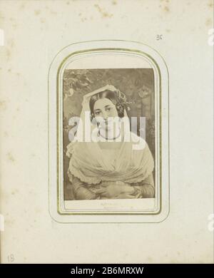 Fotoreproductie van een lithografie naar een schilderij van August Riedel Teil Von Album eine Reise durch die Schweiz, Österreich und Deutschland durch die niederländische Familie Derkinderen. Hersteller : Fotograf: Piloty & Löhnenaar Gemälde von Johann Friedrich Ludwig Heinrich 'August'RiedelPlaats Herstellung: München Datum: Ca. 1865 Physische Merkmale: Albumdruckmaterial: Papierfotopapiertechnik: Albumin Druckabmessungen: Passe -partout: H 85 mm × 50 mmToelichtingFoto b ist eine Aufnahme einer Lithographie von A. Lutzt, zu einem gemalten Porträt von Felice Berardi von Albano von August Riedel. Lithograph veröffentlicht Stockfoto