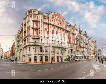 3. DEZEMBER 2017, PRAG, TSCHECHIEN: Ungewöhnliches orangefarbenes Haus und leere Straße im Zentrum von Prag Stockfoto