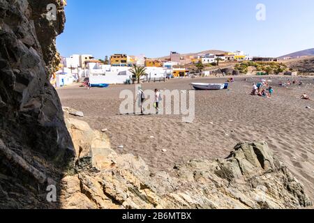 Touristen am Strand von Ajuy an der Westküste der Kanareninsel Fuerteventura Stockfoto