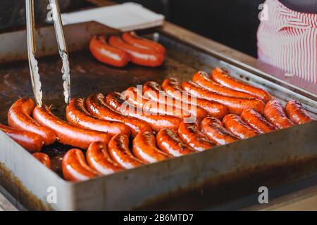 Würstchen auf bbq gekocht, Straßennahrung zum Verkauf Stockfoto