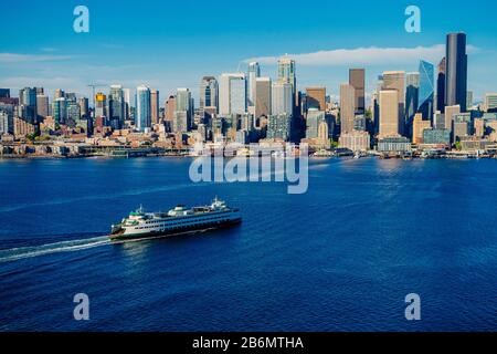 Luftaufnahme der Skyline der Stadt Seattle und der Fähre auf Bainbridge Island, Washington State, USA Stockfoto