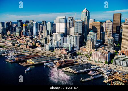 Luftaufnahme der Stadt Seattle mit Wolkenkratzern am Wasser, Washington State, USA Stockfoto