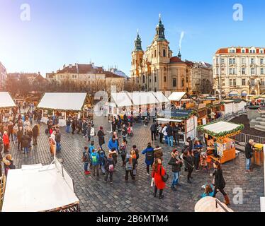 Dezember 2017, PRAG, TSCHECHIEN: Prager Weihnachtsmarkt auf Dem Altstädter Ring mit vielen Touristen und schöner Architektur im Hintergrund Stockfoto